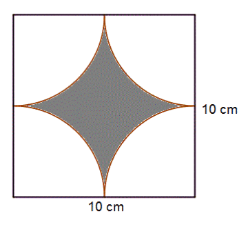 Et kvadrat med sider 10 cm. Hver side er delt i to i midtpunktet. Et midtpunkt på en side og et på en naboside er radier i kvartsirkler slik at det er frire kvartsirkler i kvadratet. Det skraverte området er kvadratet utenom kvartsirklene.